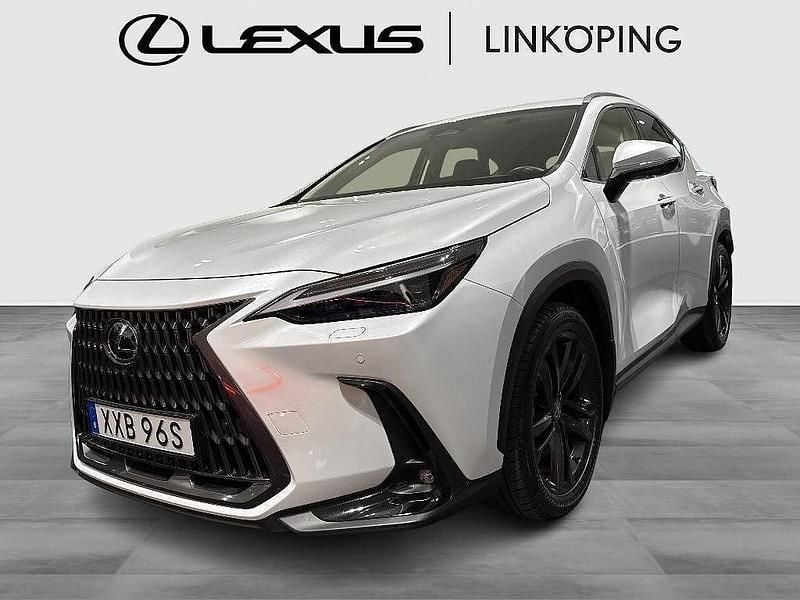 Vit Begagnad 2024 Lexus NX450h+ Executive Line SUV | 609 000 kr (Marknadspris) - Bild 1/4