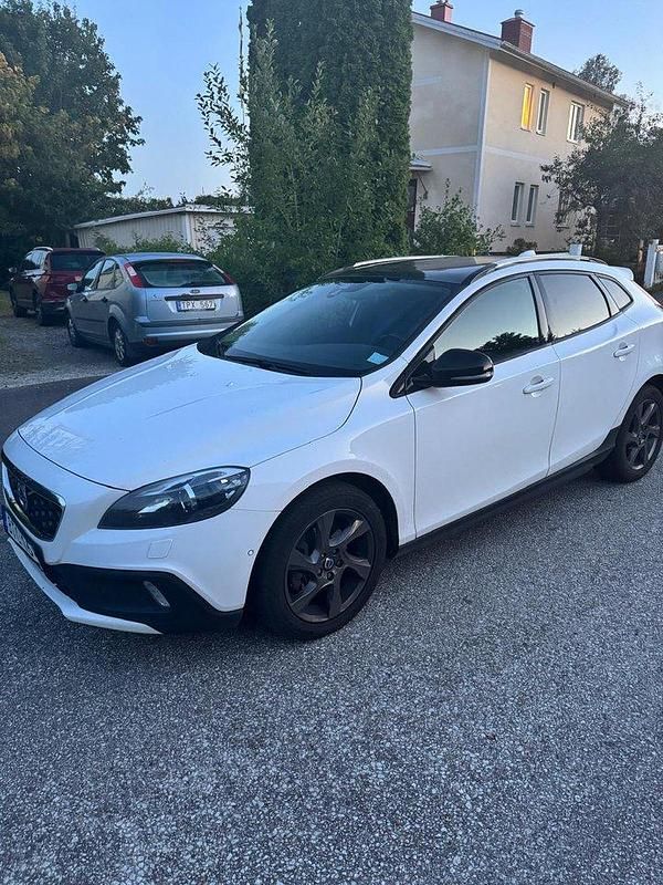 Vit Begagnad 2014 Volvo V40 CC Momentum Kombi | 149 000 kr (Lite dyr) - Bild 1/2