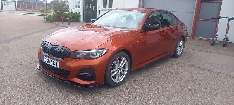 Orange Begagnad 2019 BMW 320 M Sport Sedan | 269 000 kr (Lite dyr) - Bild 1/4