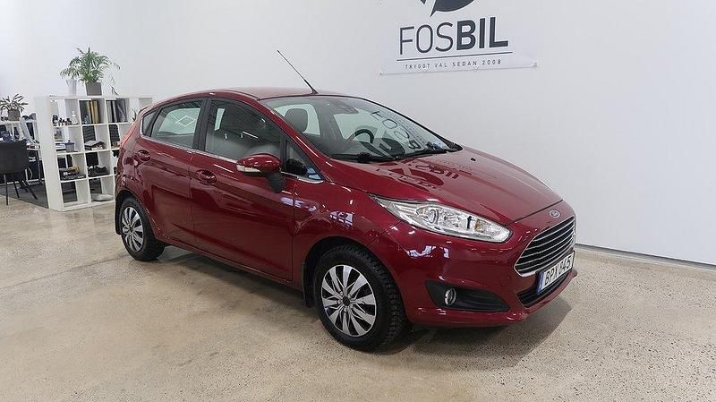 Röd Begagnad 2014 Ford Fiesta Titanium Halvkombi | 84 900 kr (Marknadspris) - Bild 1/3