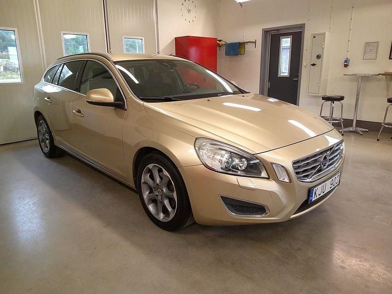 Ljusbrun (brun) Begagnad 2012 Volvo V60 Momentum Kombi | 68 000 kr (Bra pris) - Bild 1/4