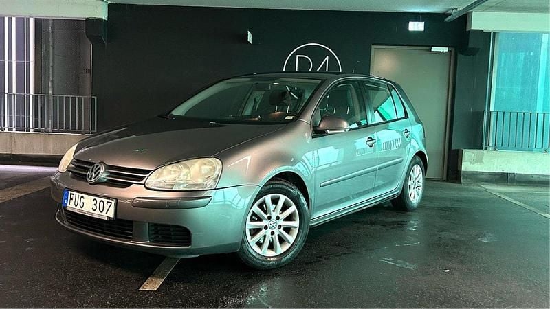 Grå Begagnad 2008 VW Golf VI Trendline Halvkombi | 26 900 kr (Bra pris) - Bild 1/4