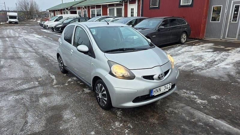 Silver Begagnad 2008 Toyota Aygo Halvkombi | 17 900 kr (Marknadspris) - Bild 1/4