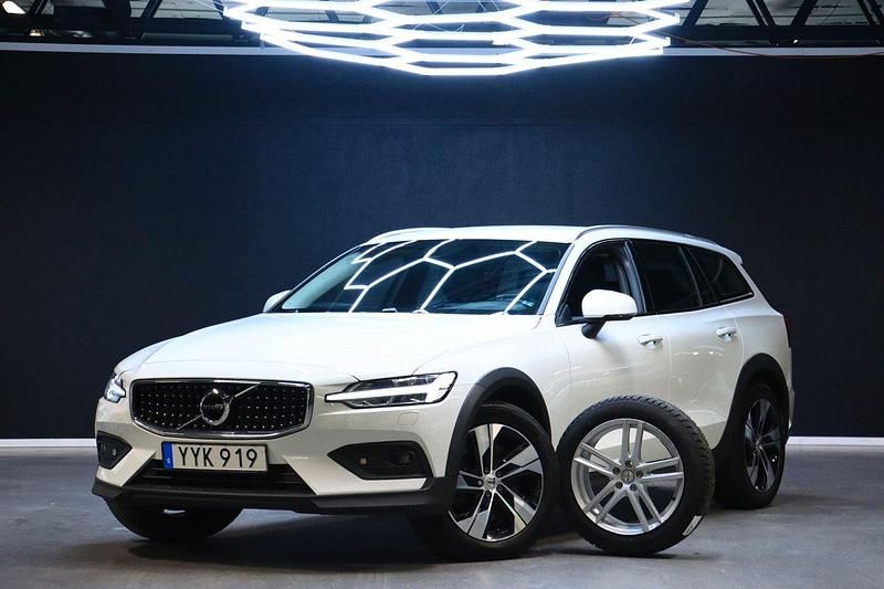 Vit Begagnad 2019 Volvo V60 CC Pro Kombi | 319 900 kr (Marknadspris) - Bild 1/4