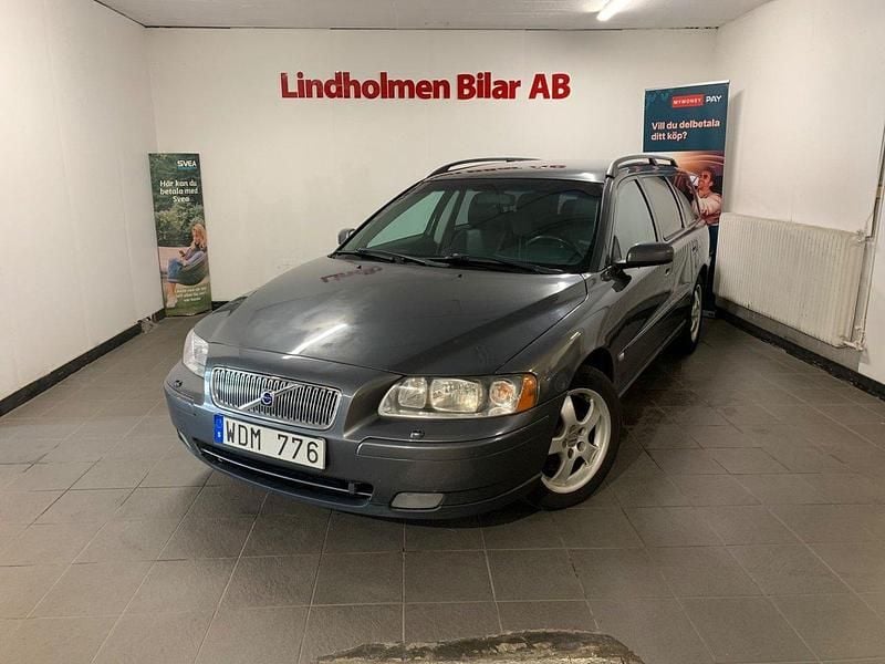 Grå Begagnad 2005 Volvo V70 Kinetic Kombi | 29 900 kr (Marknadspris) - Bild 1/4