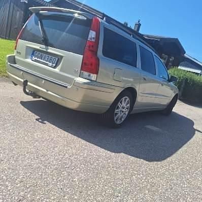 Brun Begagnad 2007 Volvo V70 Momentum Kombi | 32 000 kr (Bra pris) - Bild 1/4