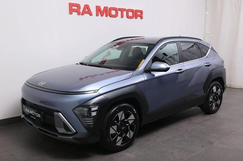 Grå Ny 2025 Hyundai Kona Advanced SUV | 341 910 kr - Bild 1/4