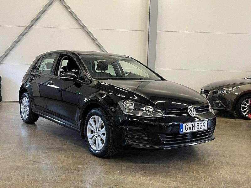 Svart Begagnad 2015 VW Golf VII Halvkombi | 114 900 kr (Marknadspris) - Bild 1/4
