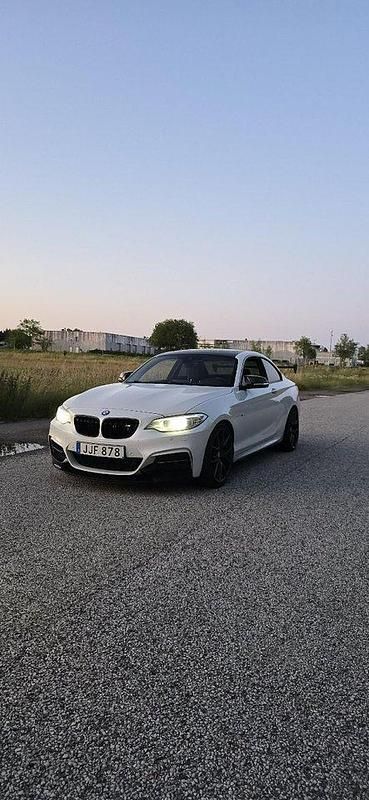 Vit Begagnad 2014 BMW M235 Competition Edition Sportkupé | 280 999 kr (Marknadspris) - Bild 1/4