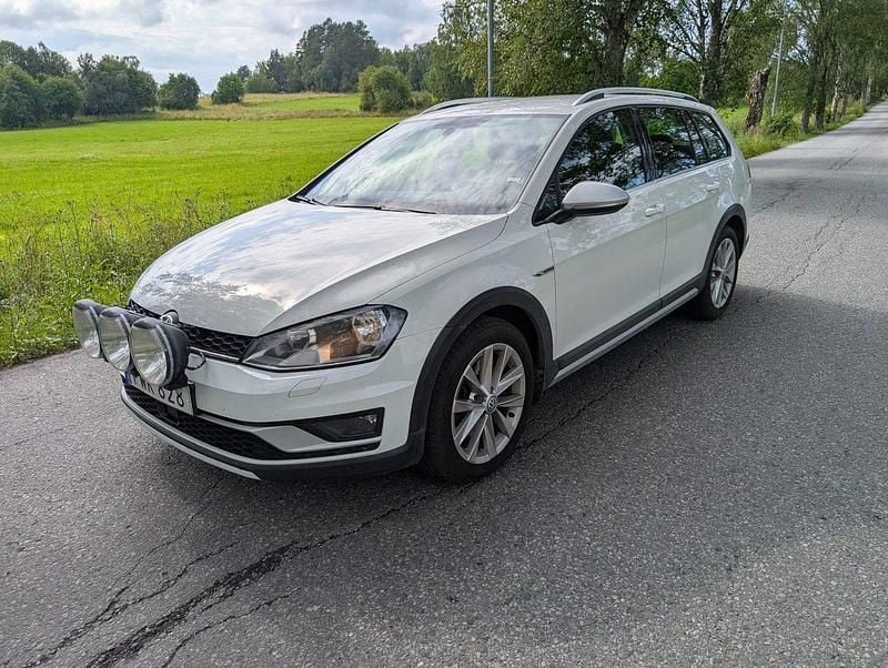 Vit Begagnad 2016 VW Golf Alltrack Kombi | 112 000 kr (Marknadspris) - Bild 1/4