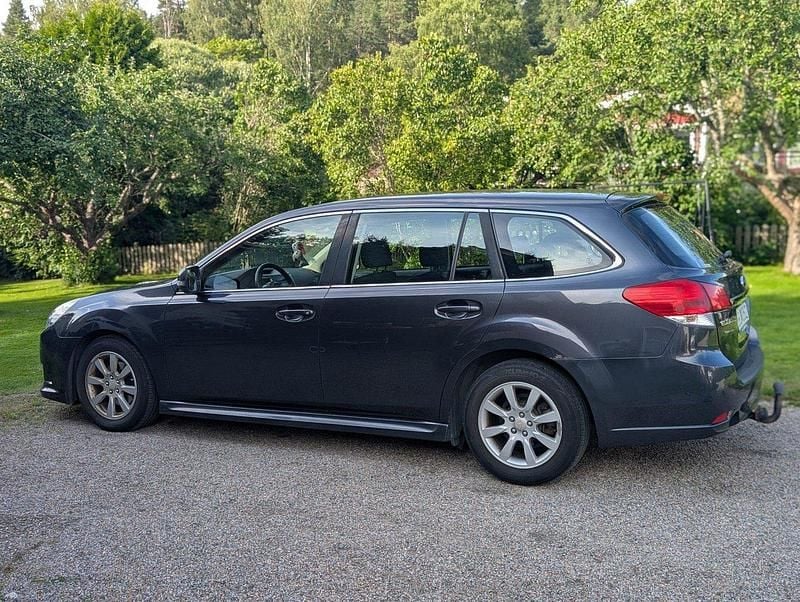Grå Begagnad 2010 Subaru Legacy Kombi | 40 000 kr (Marknadspris) - Bild 1/4