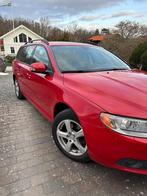 Begagnad Volvo V70 145 HK (106 kW) 2008 Röd Kombi