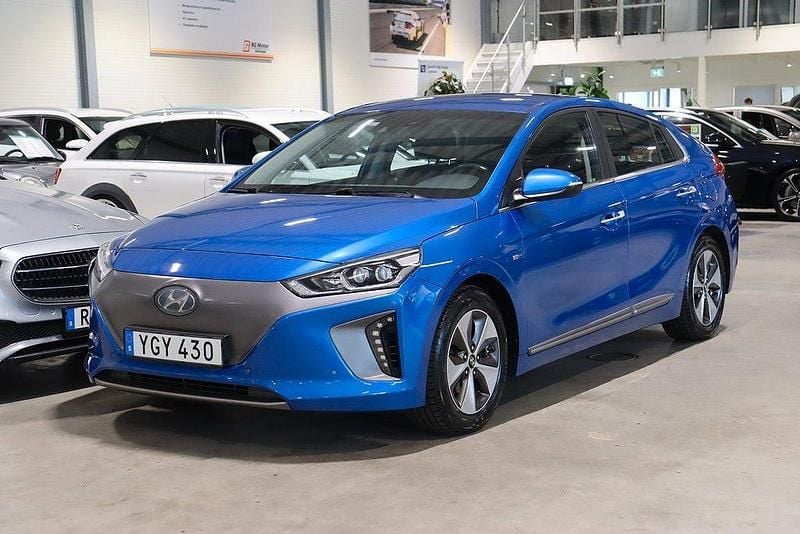 Mörkblå Begagnad 2017 Hyundai Ioniq Premium Sedan | 134 800 kr (Marknadspris) - Bild 1/4