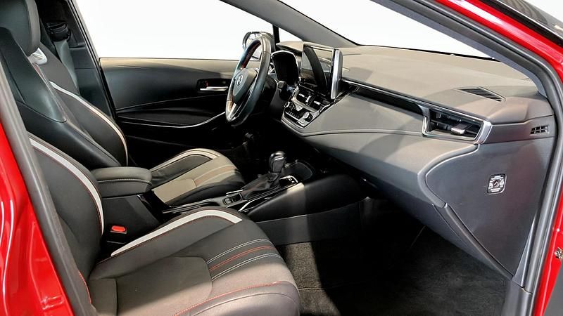 Begagnad Toyota Corolla Hybrid Sport 122 HK (89 kW) 2022 Röd Halvkombi