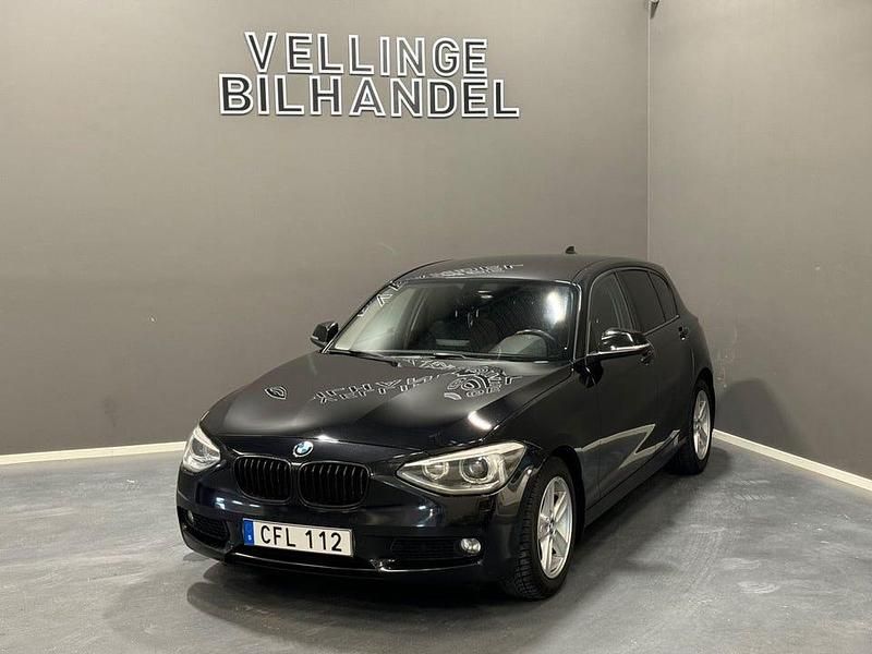 Svart Begagnad 2011 BMW 116 Halvkombi | 109 900 kr (Lite dyr) - Bild 1/4