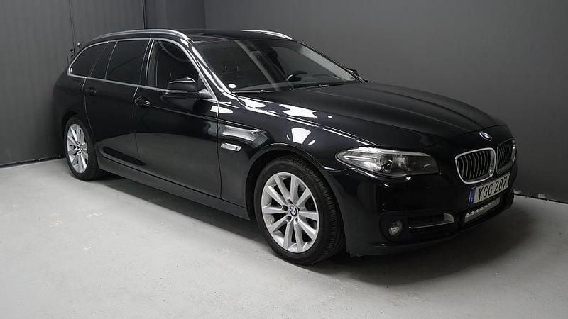 Svart Begagnad 2016 BMW 520 M Sport Kombi | 159 800 kr (Superpris) - Bild 1/4