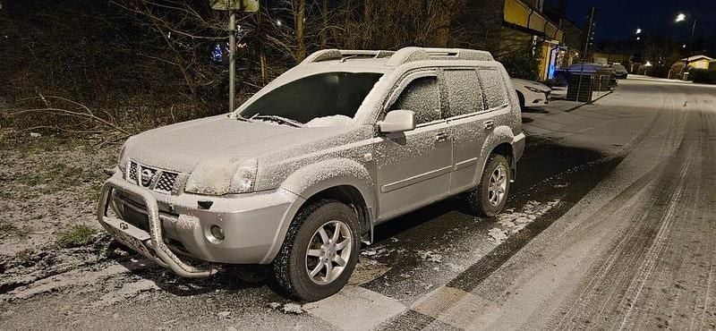 Silver Begagnad 2003 Nissan X-Trail SUV | 26 500 kr (Lite dyr) - Bild 1/1