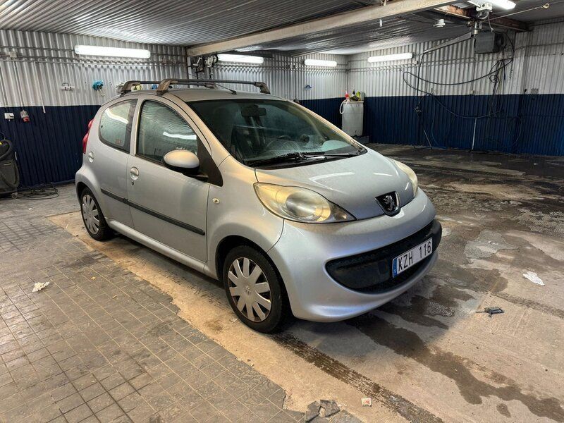 Grå Begagnad 2006 Peugeot 107 Halvkombi | 19 900 kr (Marknadspris) - Bild 1/4