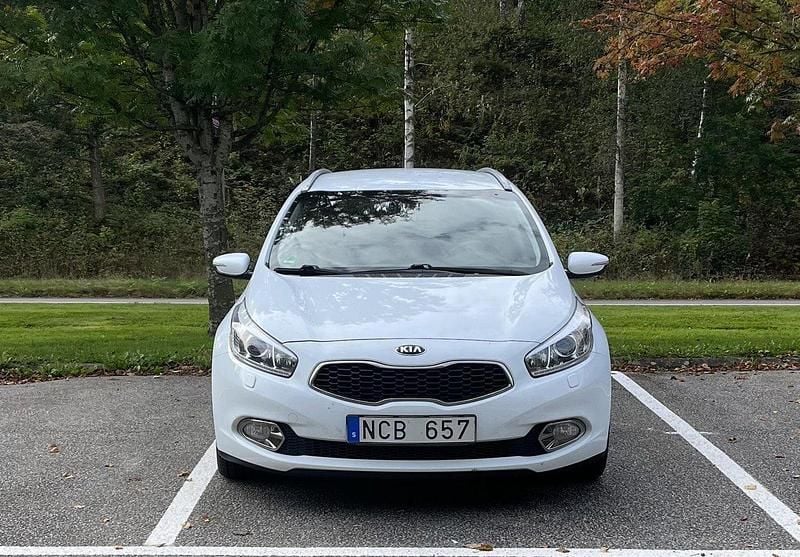 Vit Begagnad 2013 Kia Ceed Sportswagon Comfort Kombi | 52 000 kr (Bra pris) - Bild 1/4