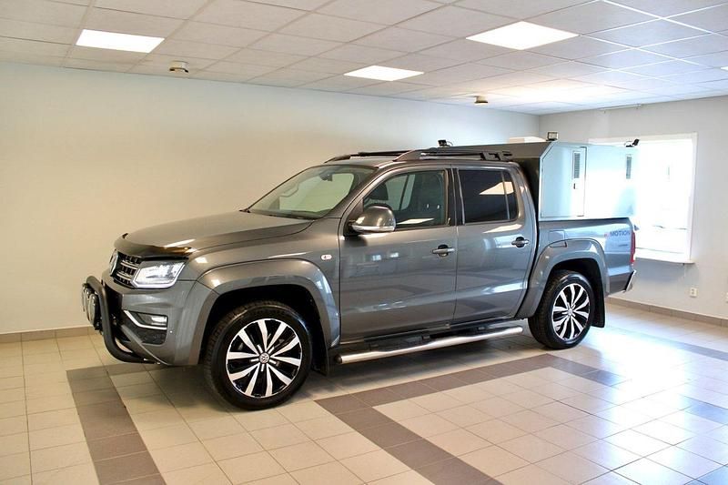Grå Begagnad 2018 VW Amarok Aventura Pickup | 479 900 kr - Bild 1/4