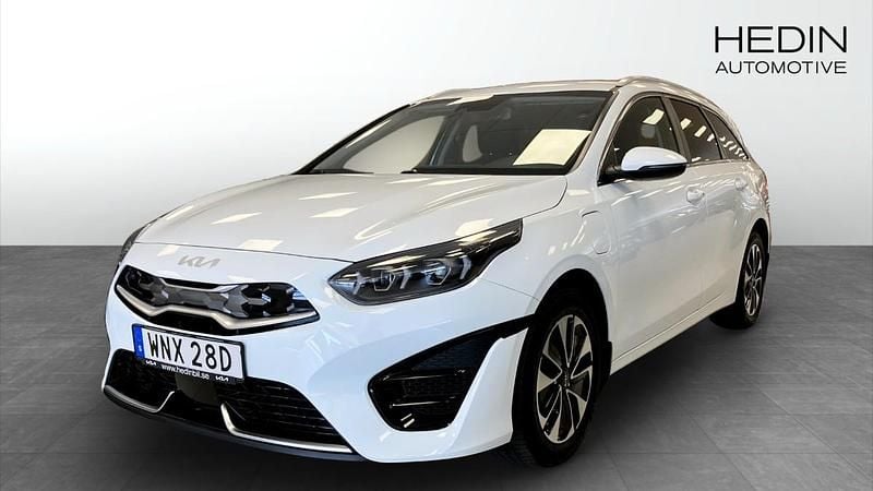 Vit (white) Begagnad 2022 Kia Ceed Sportswagon Advance Kombi | 239 900 kr (Marknadspris) - Bild 1/4