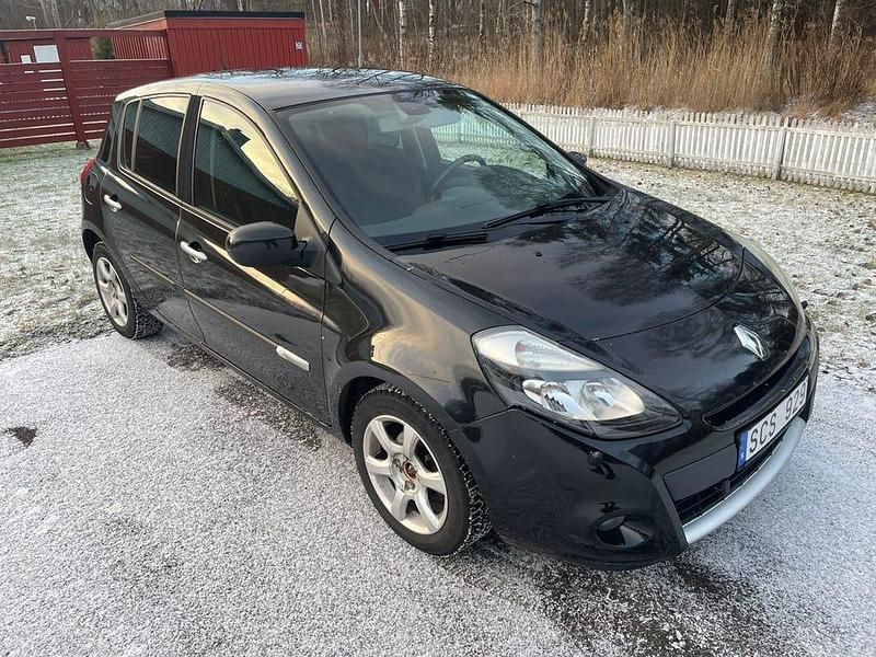 Begagnad 2012 Renault Clio R.S. Halvkombi | 35 000 kr (Marknadspris) - Bild 1/4