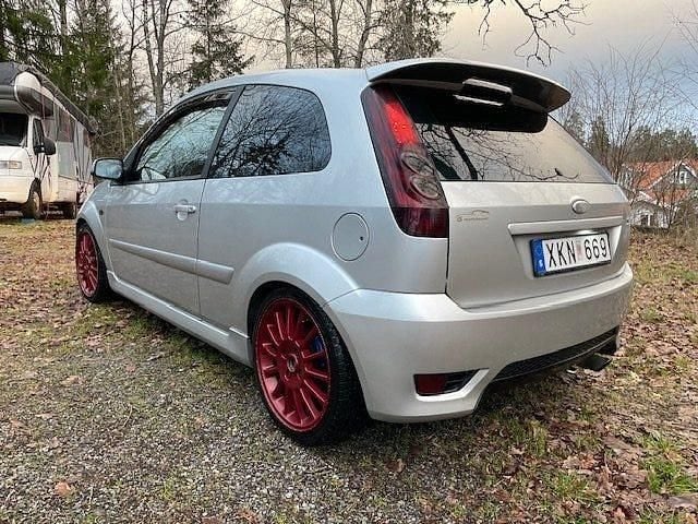 Begagnad Ford Fiesta ST 150 HK (110 kW) 2005 Silver Halvkombi