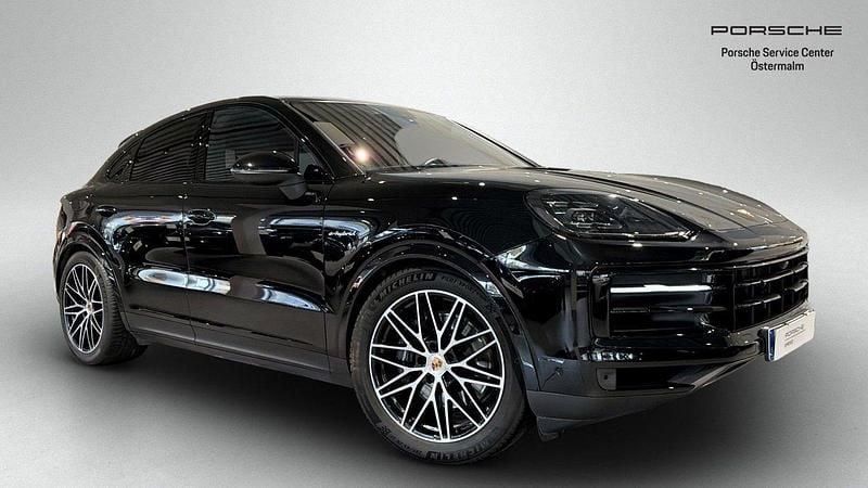 Svart (chromite black metallic) Begagnad 2024 Porsche Cayenne SUV | 1 225 000 kr (Marknadspris) - Bild 1/4