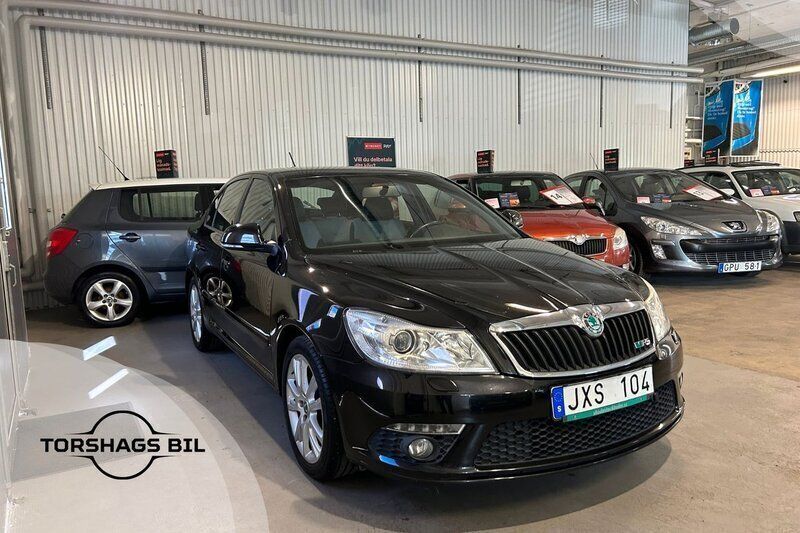 Svart Begagnad 2010 Skoda Octavia RS Halvkombi | 84 900 kr (Marknadspris) - Bild 1/3