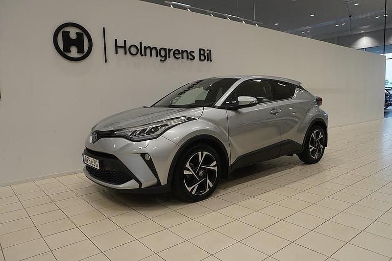 Silver Begagnad 2022 Toyota C-HR Executive SUV | 309 000 kr (Marknadspris) - Bild 1/4
