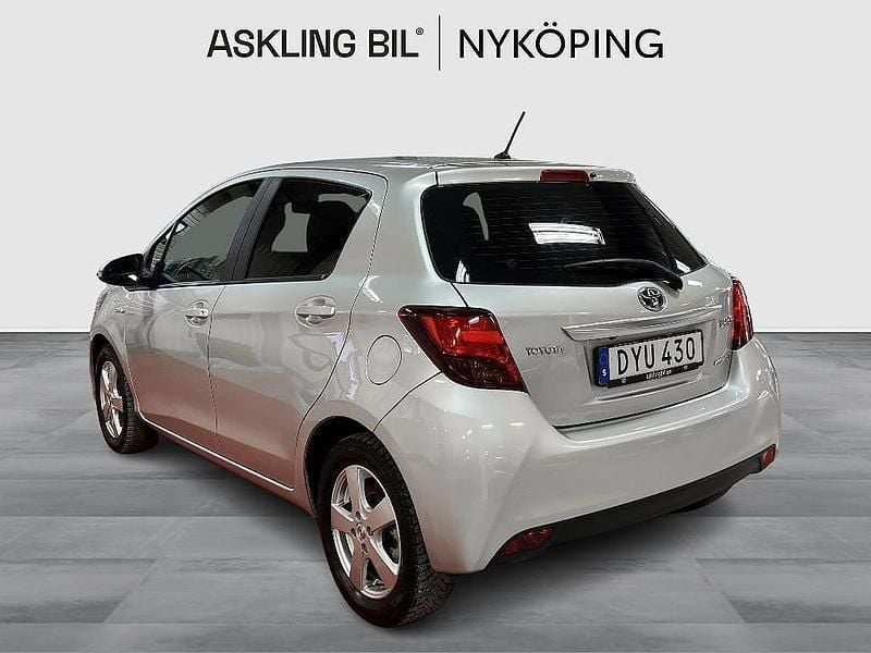 Begagnad Toyota Yaris Hybrid Active 101 HK (74 kW) 2014 Silver Halvkombi