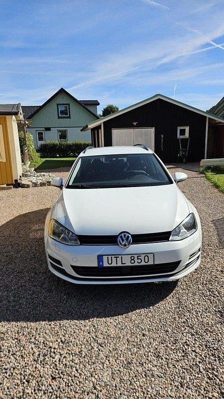 Vit Begagnad 2016 VW Golf VII Kombi | 109 990 kr (Marknadspris) - Bild 1/4