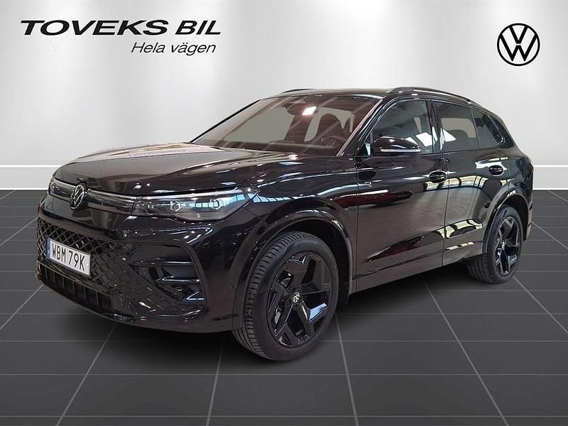 Deep black pearl Begagnad 2024 VW Tiguan R SUV | 459 900 kr (Bra pris) - Bild 1/4