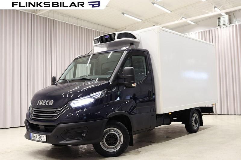 Mörkblå (blå) Begagnad 2023 Iveco Daily Van | 369 900 kr (Superpris) - Bild 1/4