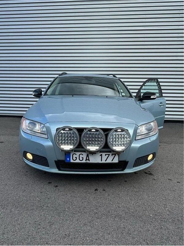 Blå Begagnad 2008 Volvo V70 Momentum Kombi | 39 990 kr (Dyr) - Bild 1/4