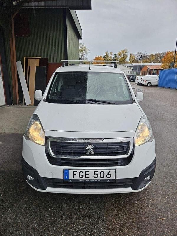 Vit Begagnad 2016 Peugeot Partner Minibuss | 65 000 kr (Bra pris) - Bild 1/3