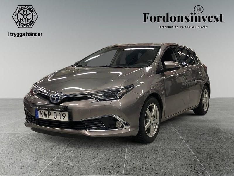 Begagnad Toyota Auris Hybrid Executive 136 HK (100 kW) 2015 Brun Halvkombi