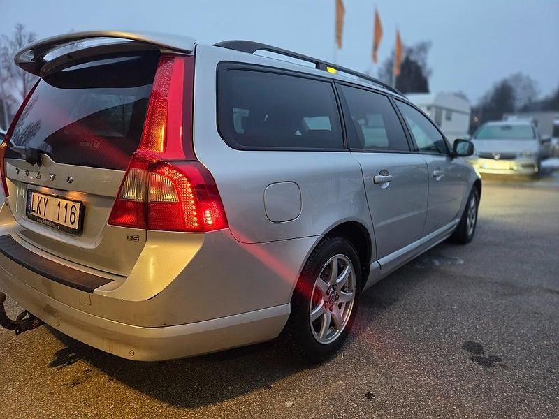 Begagnad Volvo V70 Momentum 185 HK (136 kW) 2008 Ljusgrå Kombi