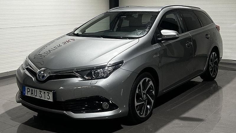 Ljusgrå Begagnad 2015 Toyota Auris Touring Sports Active Kombi | 134 900 kr (Marknadspris) - Bild 1/4