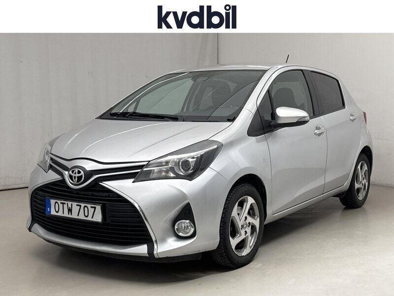 Silver (silver metallic) Begagnad 2016 Toyota Yaris Edition Halvkombi | 89 800 kr (Superpris) - Bild 1/3