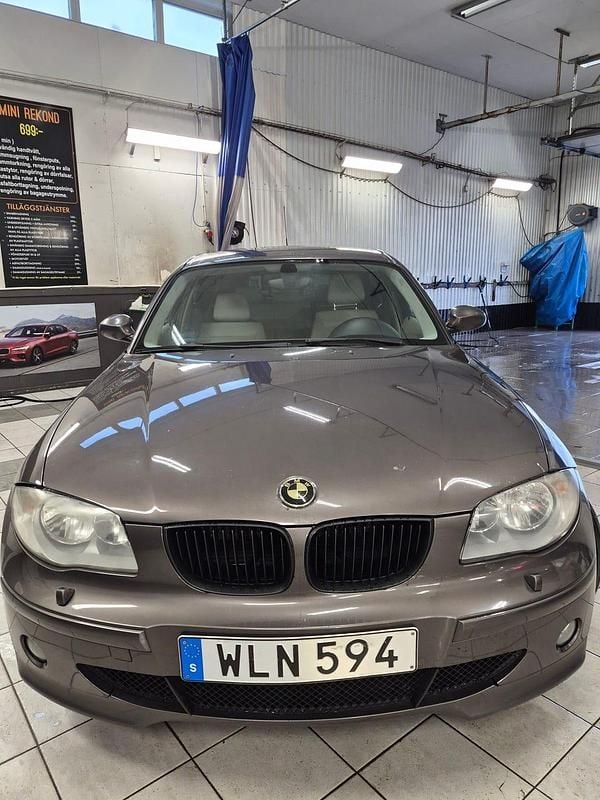 Begagnad 2005 BMW 120 Halvkombi | 36 000 kr (Marknadspris) - Bild 1/4