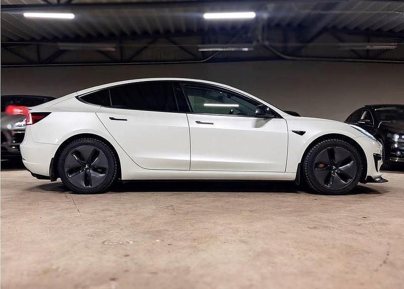 Begagnad Tesla Model 3 Standard Range Plus 239 kW (325 HK) 2020 Vit Sedan