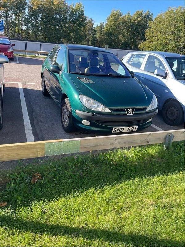Grön Begagnad 2001 Peugeot 206 Roland Garros Halvkombi | 16 900 kr (Marknadspris) - Bild 1/4