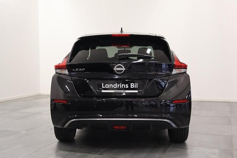 Begagnad Nissan Leaf N-Connecta 110 kW (150 HK) 2023 Svart Halvkombi