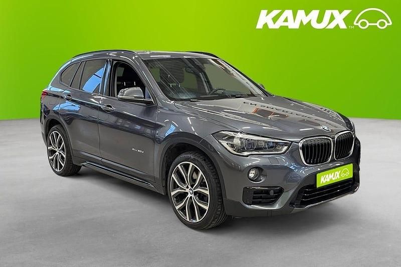 Silver/grå Begagnad 2016 BMW X1 SUV | 194 700 kr (Marknadspris) - Bild 1/4