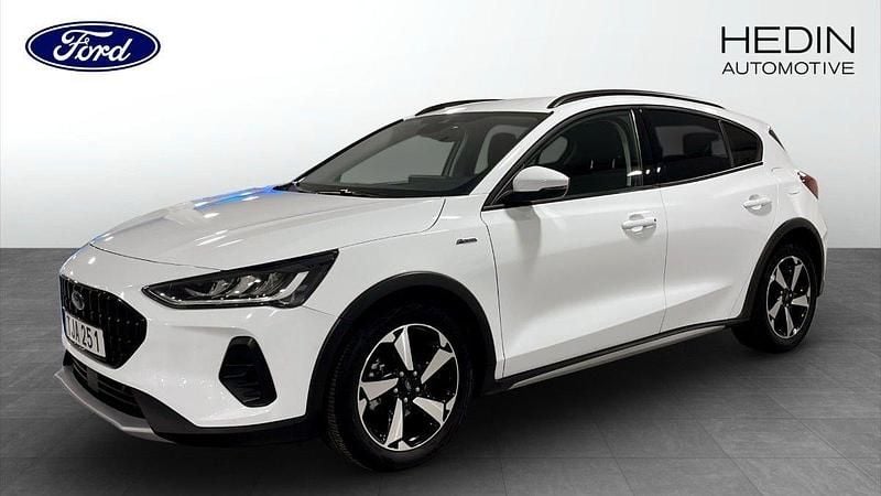 Vit (white) Begagnad 2023 Ford Focus Active Halvkombi | 194 900 kr (Bra pris) - Bild 1/4