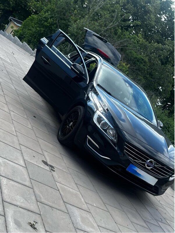 Svart Begagnad 2018 Volvo V60 Momentum Kombi | 199 900 kr (Superpris) - Bild 1/4