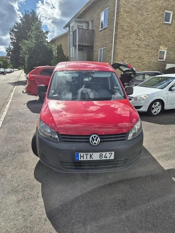 Röd Begagnad 2013 VW Caddy Minibuss | 82 000 kr (Marknadspris) - Bild 1/4