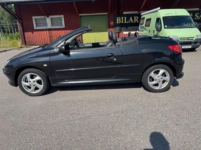 Svart Begagnad 2005 Peugeot 206 CC Cab | 29 000 kr (Marknadspris) - Bild 1/4