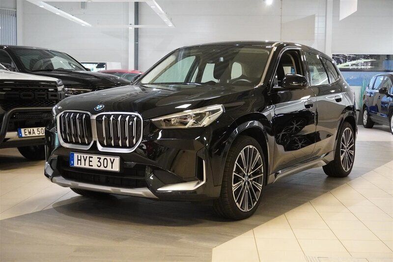 Svart Begagnad 2023 BMW iX1 xLine SUV | 489 800 kr (Marknadspris) - Bild 1/4